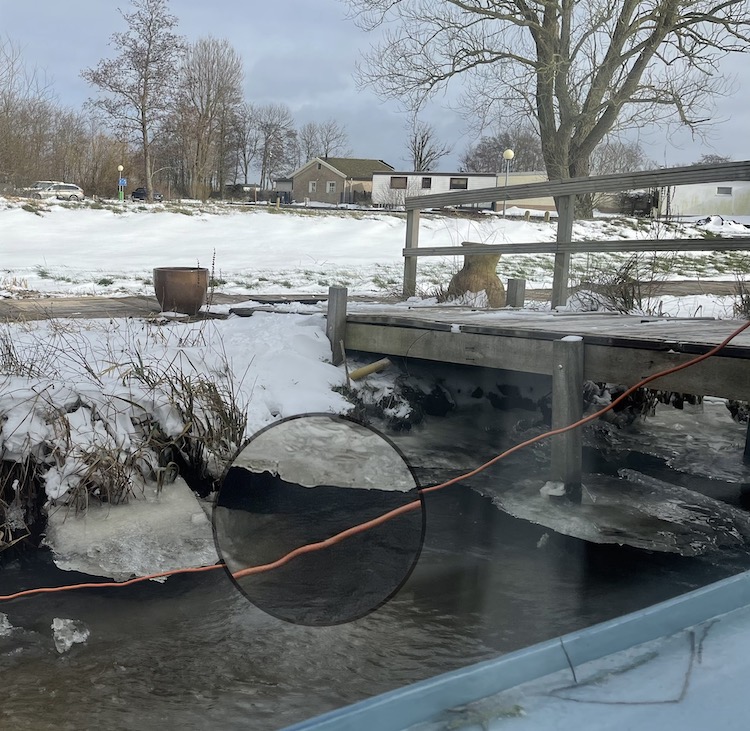 water onder brug zakt