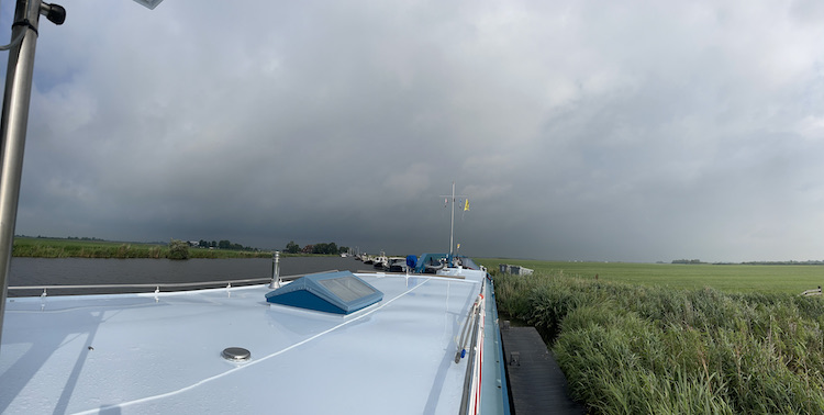 donkere wolken net buiten joure Meerval