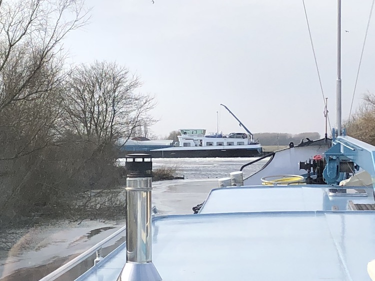 schip autokraan langs meerval