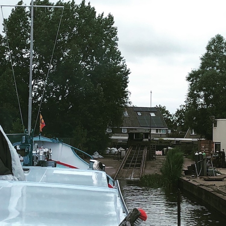 de houten rollen zitten onder het schip